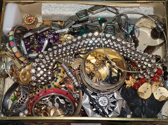 A quantity of costume jewellery.